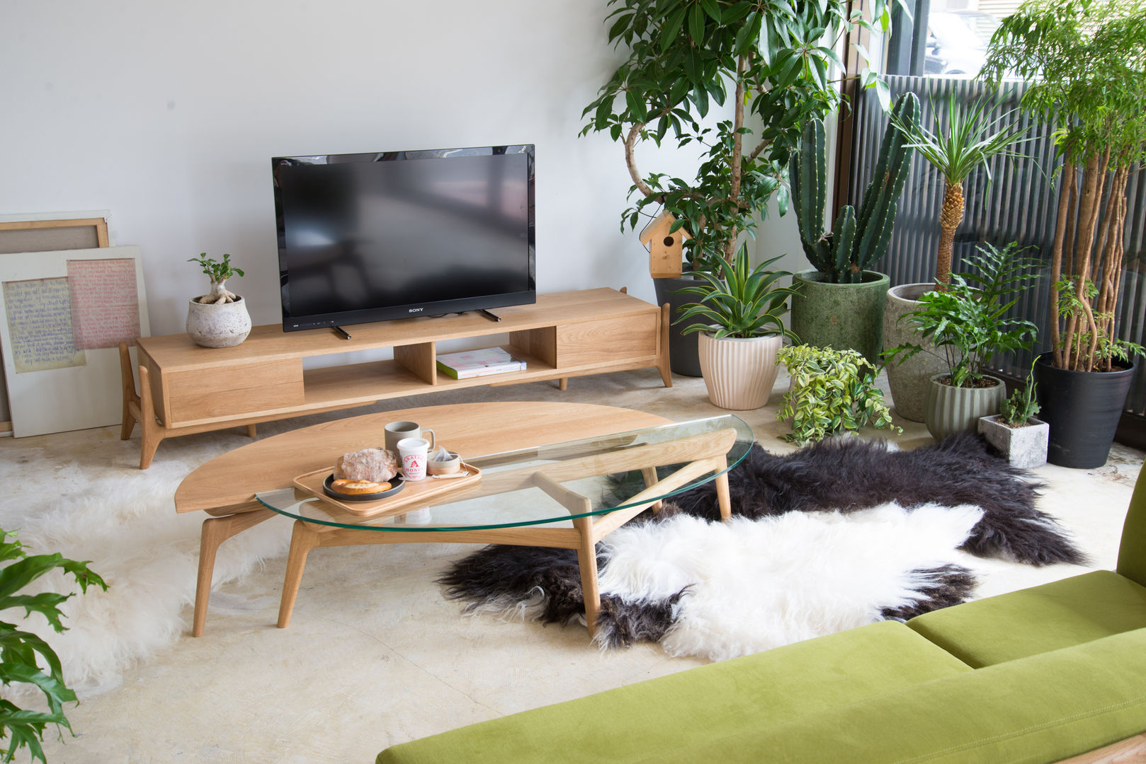 greenicheの新しい思い 新商品 Luu, グリニッチ グリニッチ Salas de estar escandinavas TV e mobiliário