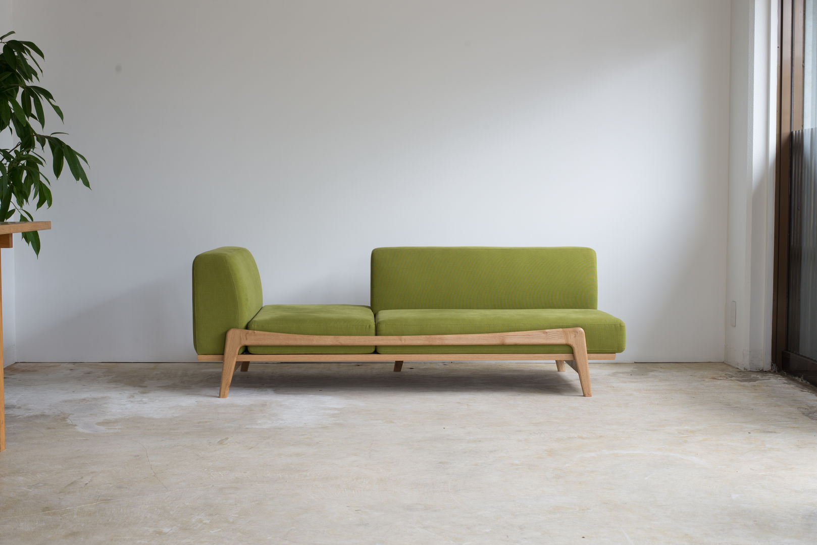 greenicheの新しい思い 新商品 Luu, グリニッチ グリニッチ Salas de estilo escandinavo Madera Acabado en madera Sofás y sillones