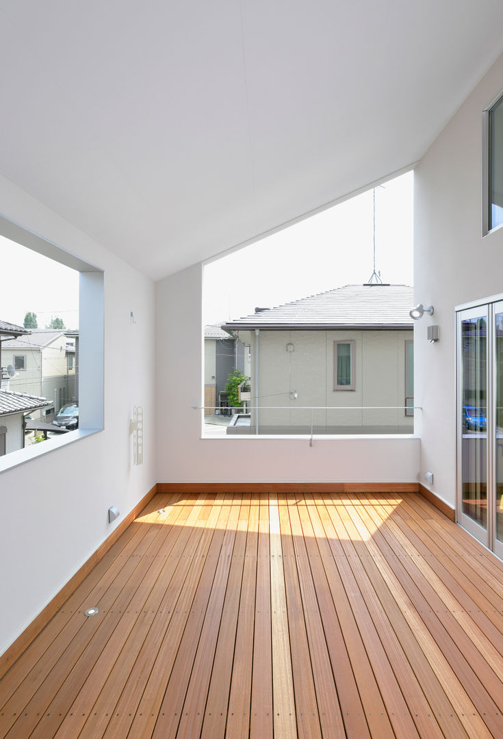 リビングとバルコニーの家, イン-デ-コード design office イン-デ-コード design office Balcon, Veranda & Terrasse modernes