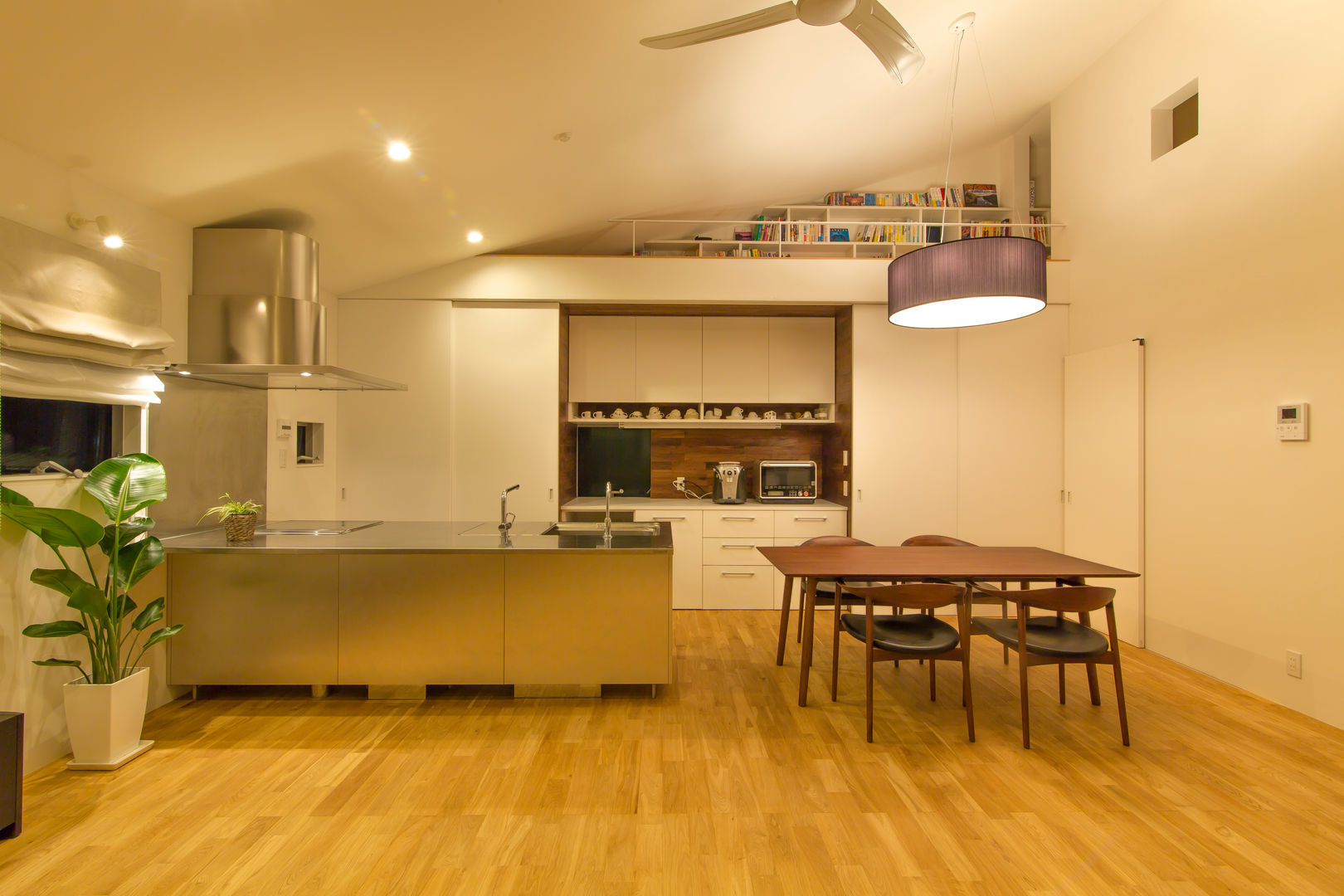 リビングとバルコニーの家, イン-デ-コード design office イン-デ-コード design office Moderne eetkamers Houtcomposiet