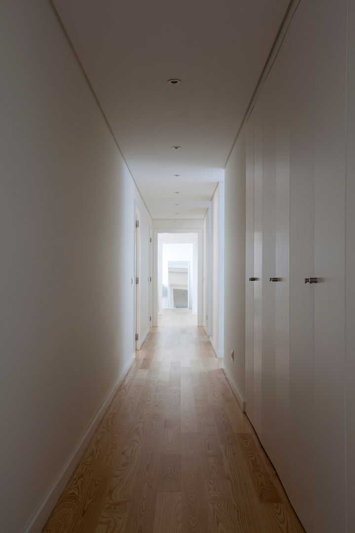 Casa Sol, Atelier Data Lda Atelier Data Lda Modern Corridor, Hallway and Staircase