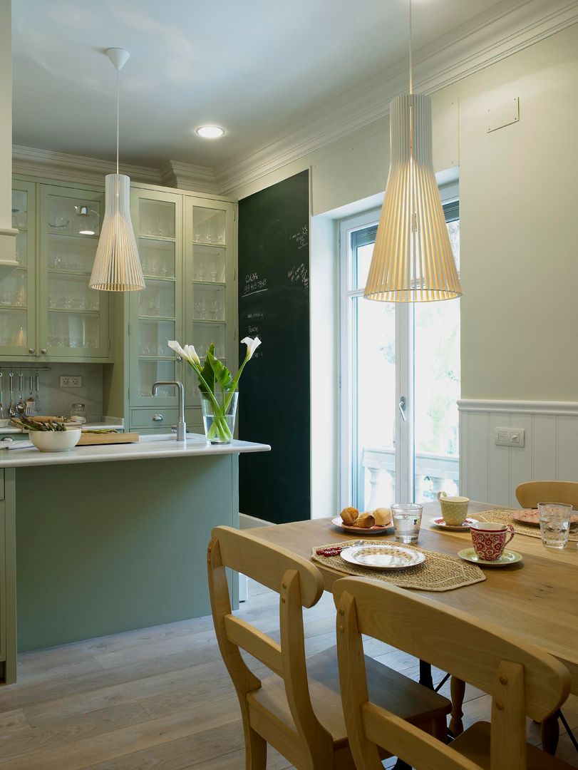 Madera para el office, mobiliario lacado en verde para la cocina DEULONDER arquitectura domestica Cocinas clásicas