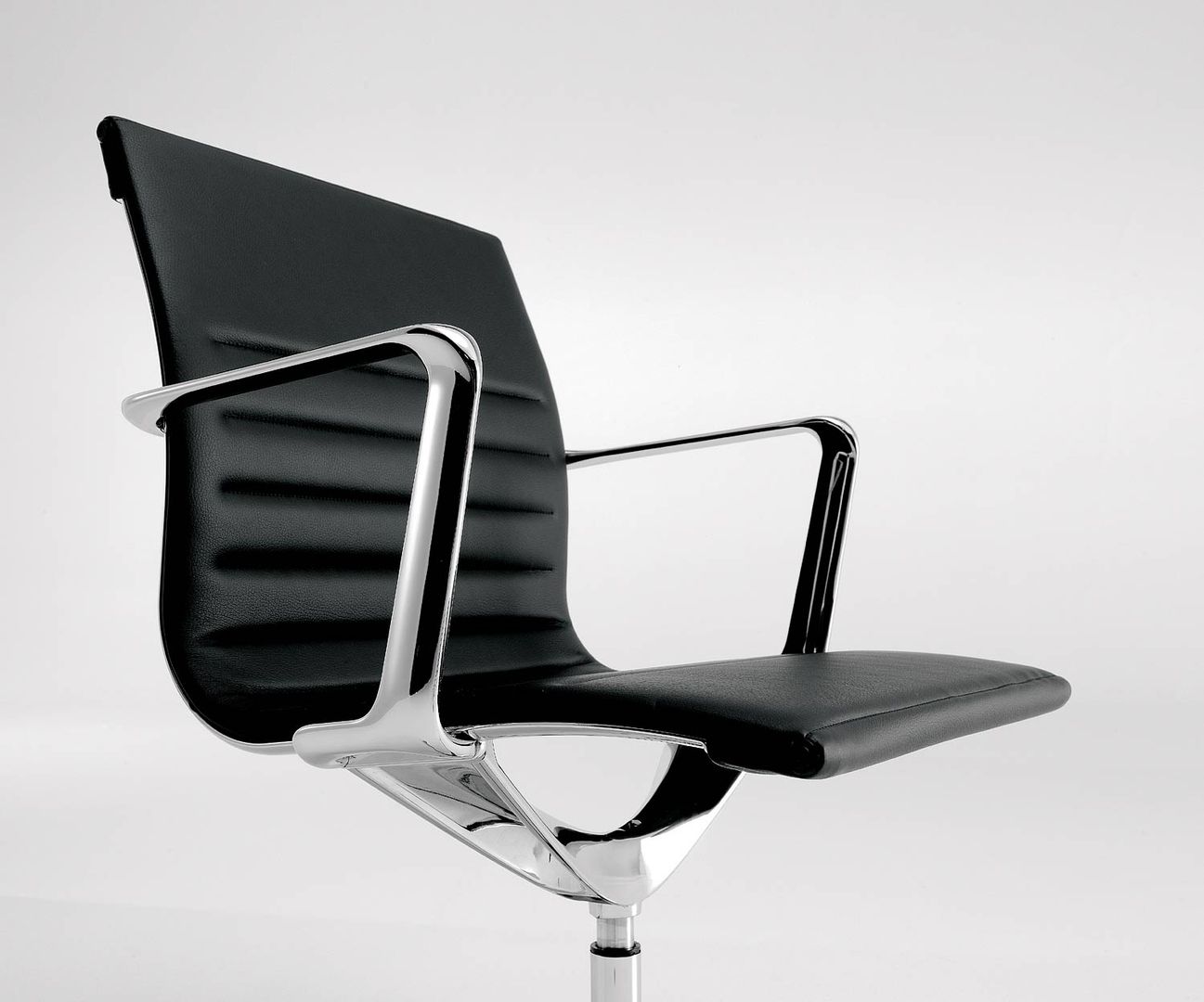 homify Modern style study/office Leather Grey Chairs