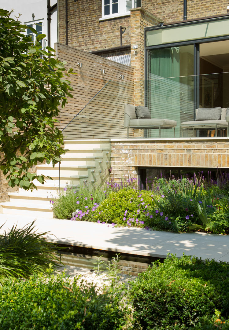 ​Garden Terrace at Newton Road House in Westbourne Grove Nash Baker Architects Ltd モダンデザインの テラス