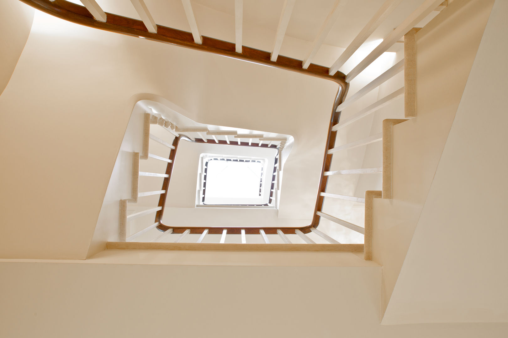 Entrance, Hall and Staircase at the Chelsea House in Westbourne Grove. Nash Baker Architects Ltd ห้องโถงทางเดินและบันไดสมัยใหม่