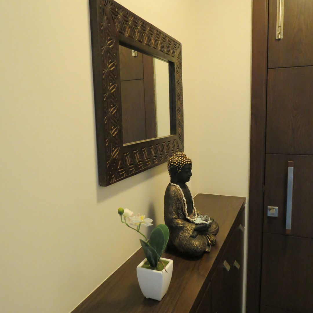 Apartment, TWISHA THAKKER TWISHA THAKKER Modern corridor, hallway & stairs Property,Wood,Interior design,Plant,Mirror,Art,Sculpture,Picture frame,Paint,Rectangle