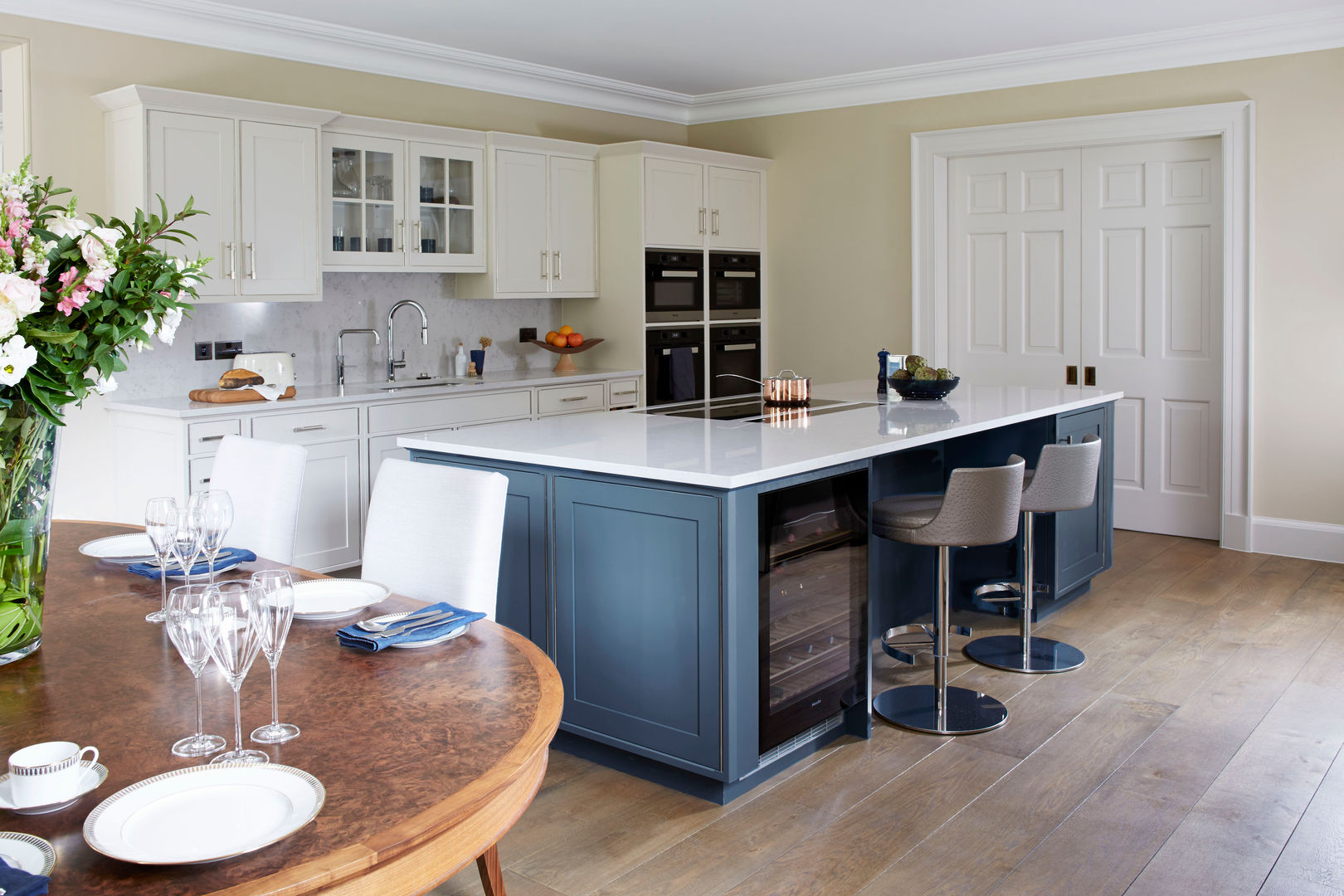 Country House Kitchen, Cobham LINLEY London Cocinas clásicas