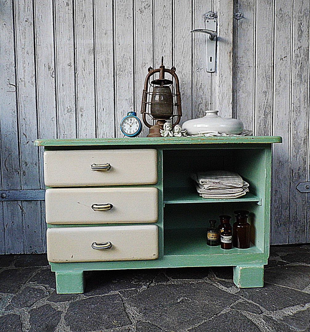 Vintage Kommode - pastell - shabby chic, Gerne wieder.GbR Gerne wieder.GbR Cucina rurale Legno Effetto legno Armadietti & Scaffali