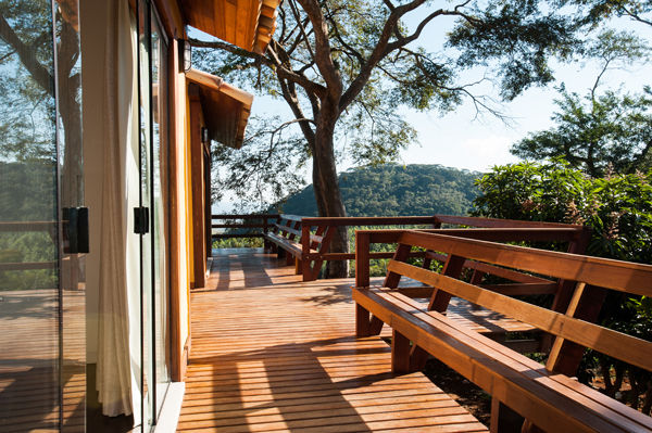 Residência JA, L2 Arquitetura L2 Arquitetura Country style balcony, porch & terrace