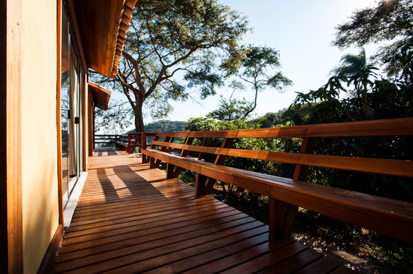 Residência JA, L2 Arquitetura L2 Arquitetura Balcones y terrazas rurales