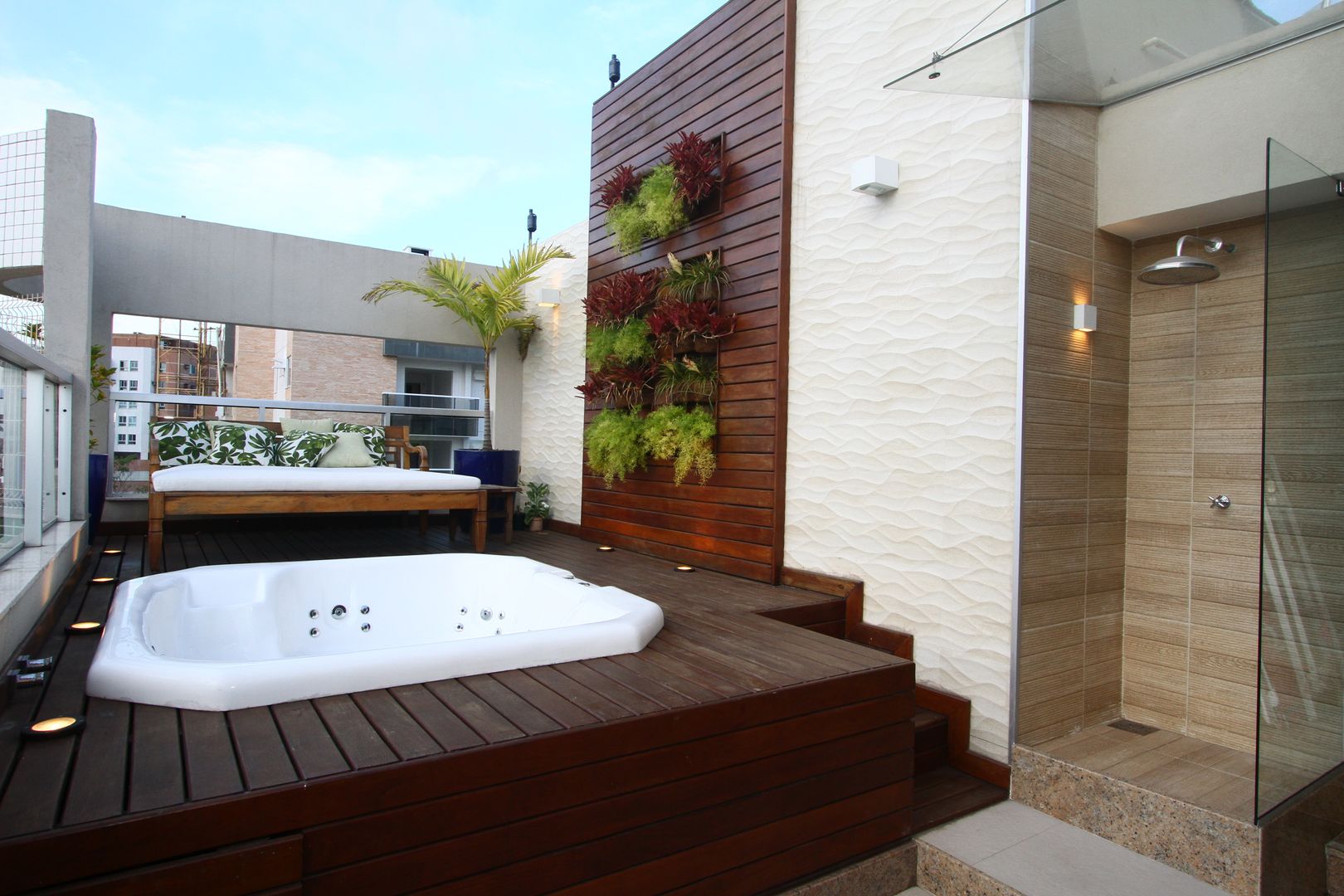 Uma cobertura estilo moderno e minimalista, Oleari Arquitetura e Interiores Oleari Arquitetura e Interiores Modern spa