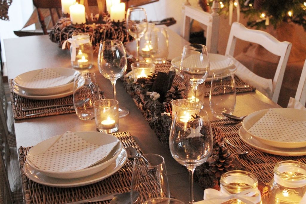 Stimmungsvolle, weihnachtlich gedeckte Tafel ohne großen Aufwand, Angela Schönbeck | Me & Harmony Angela Schönbeck | Me & Harmony Country style dining room Accessories & decoration