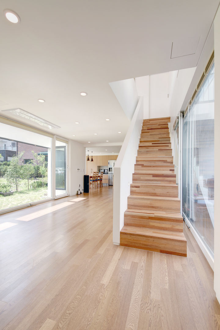 One Roof House, mlnp architects mlnp architects Modern corridor, hallway & stairs