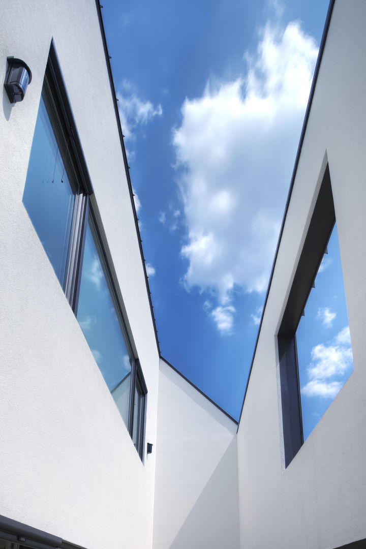 One Roof House, mlnp architects mlnp architects Balkon, Beranda & Teras Modern