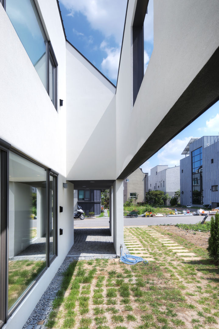 One Roof House, mlnp architects mlnp architects Hiên, sân thượng phong cách hiện đại