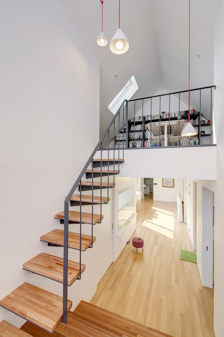 One Roof House, mlnp architects mlnp architects Modern Corridor, Hallway and Staircase