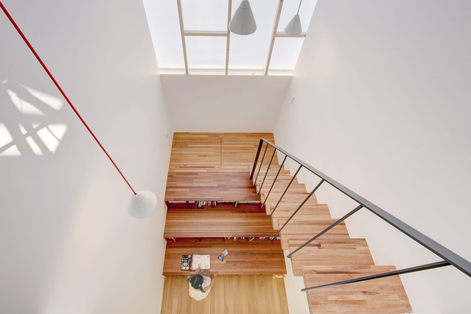 One Roof House, mlnp architects mlnp architects Modern corridor, hallway & stairs
