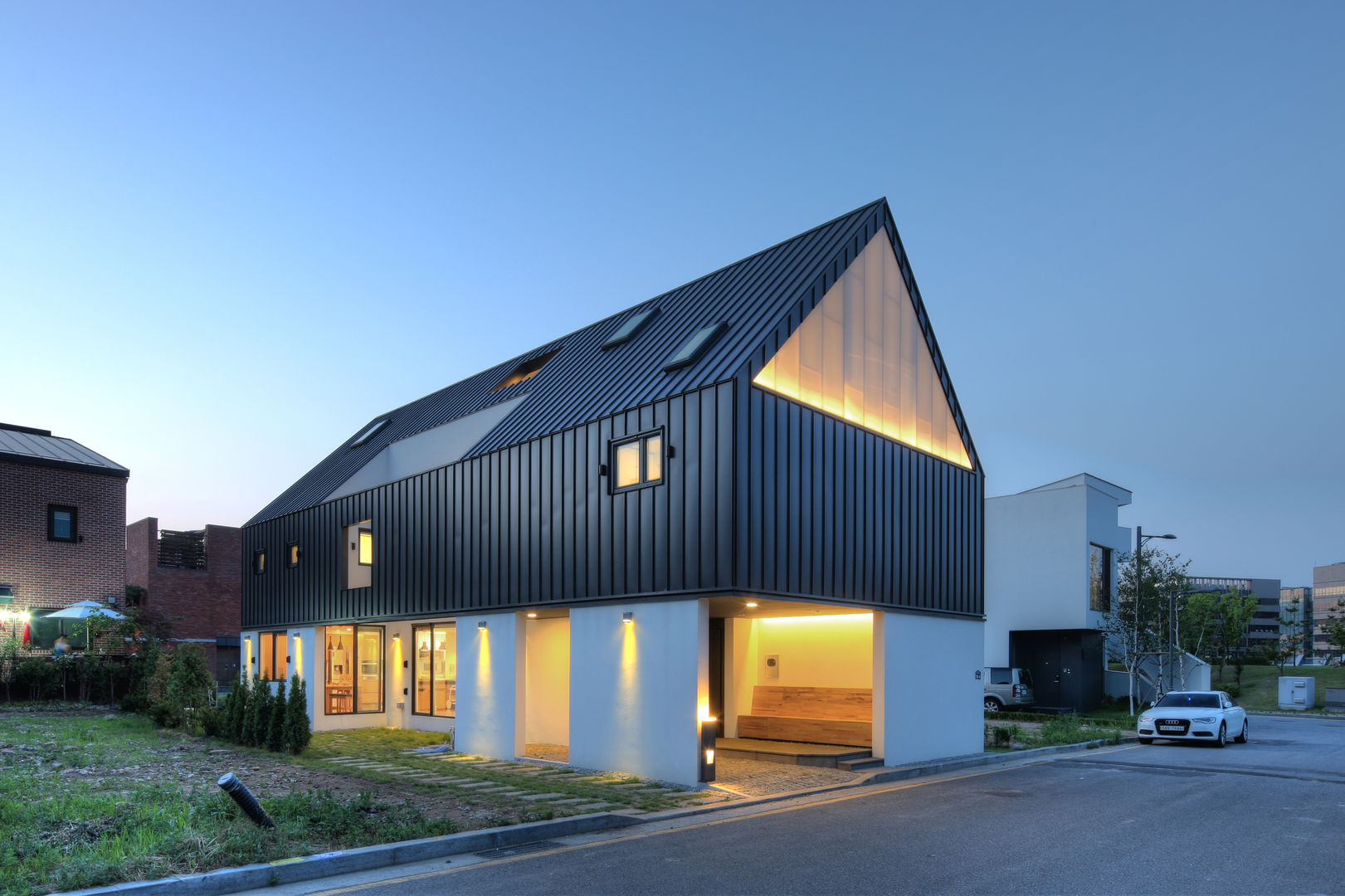 One Roof House, mlnp architects mlnp architects 現代房屋設計點子、靈感 & 圖片