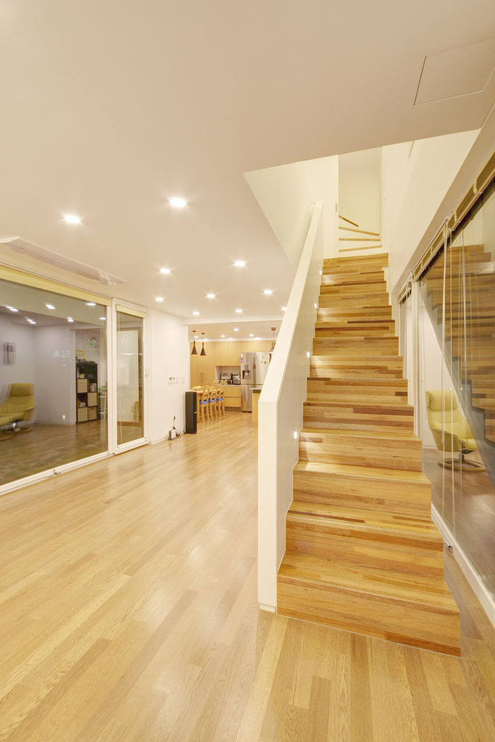 One Roof House, mlnp architects mlnp architects Modern corridor, hallway & stairs