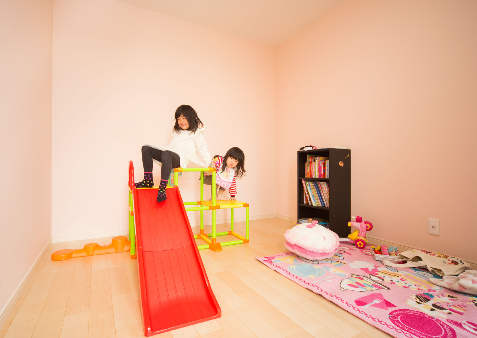 優しい色合いで構成された子供室 ナイトウタカシ建築設計事務所 モダンデザインの 子供部屋