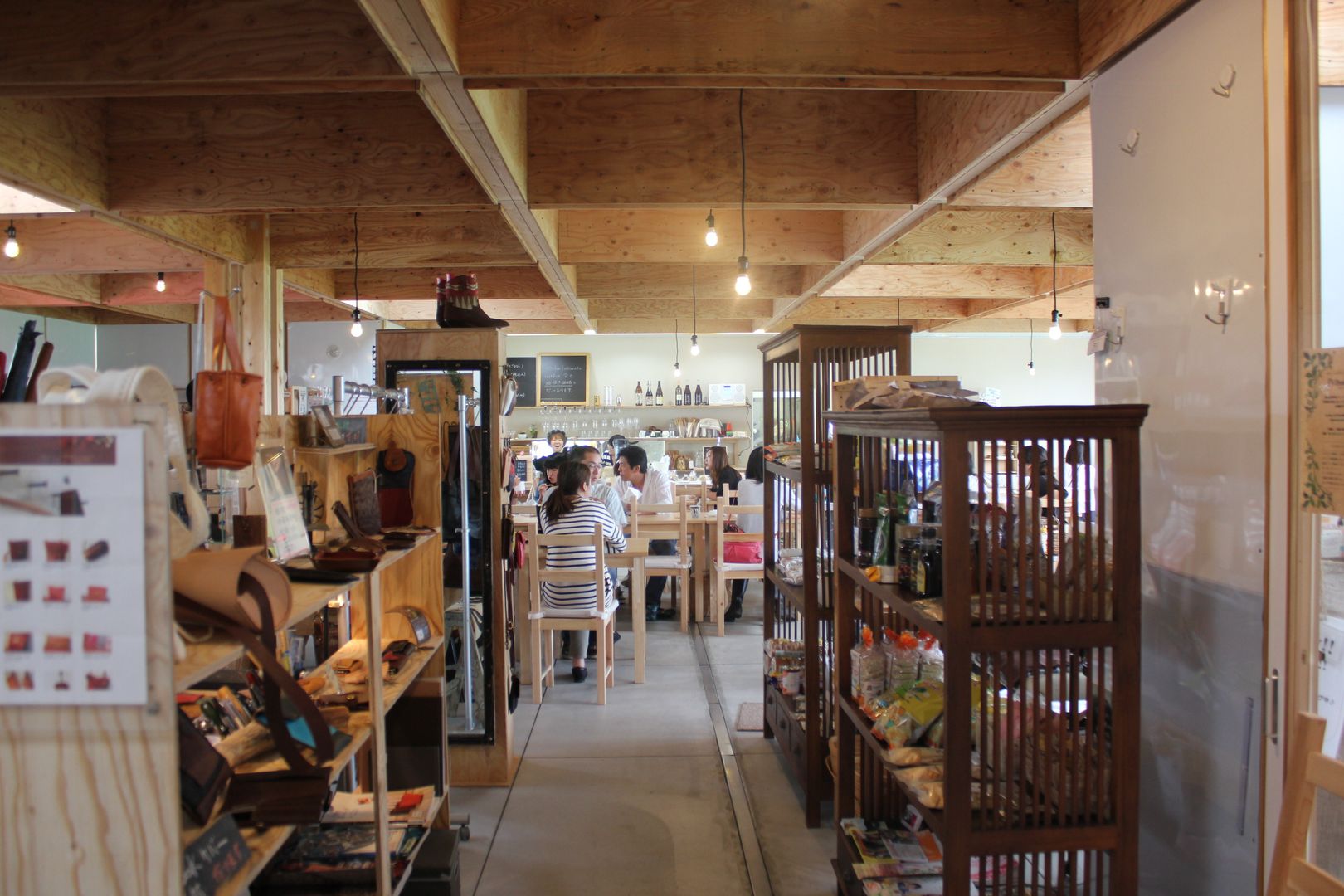 『ころもがえする建物』Natural works village, イン-デ-コード design office イン-デ-コード design office Espacios comerciales Contrachapado Espacios comerciales