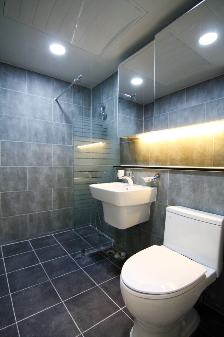 homify Modern bathroom