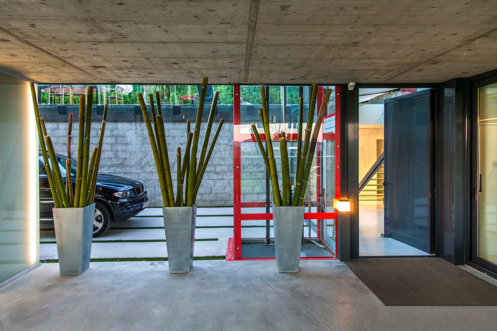 Mansión en el campo con aire urbano , Belén Sueiro Belén Sueiro Modern Garaj / Hangar