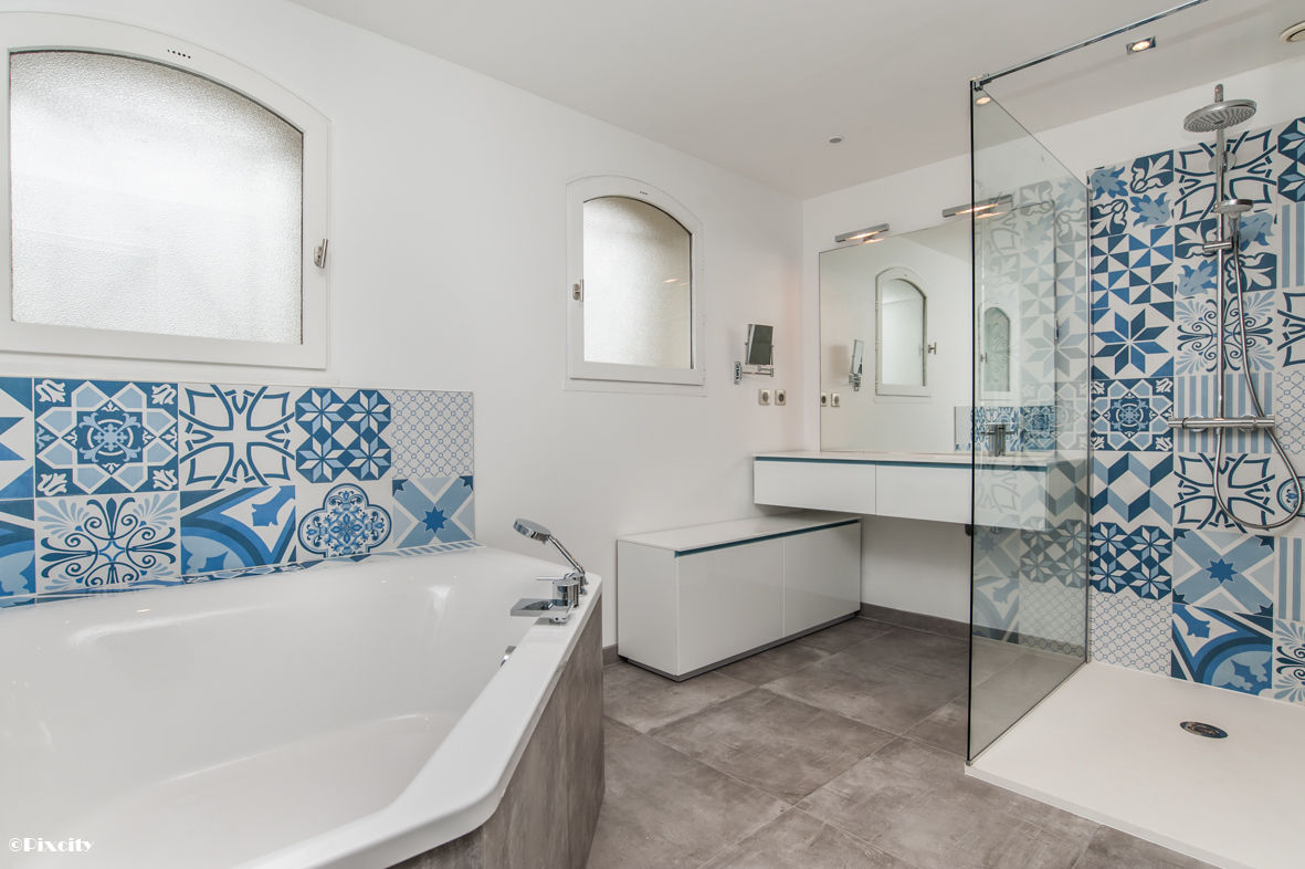 Salle de Bains et Carreaux Ciment Bleus, Pixcity Pixcity حمام Bathtubs & showers