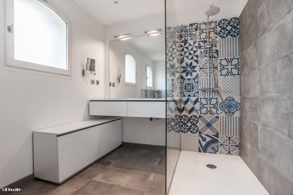 Salle de Bains et Carreaux Ciment Bleus, Pixcity Pixcity Casas de banho modernas Banheiras e duches