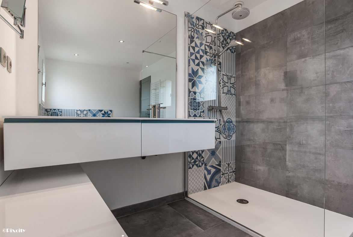 Salle de Bains et Carreaux Ciment Bleus, Pixcity Pixcity Baños modernos Bañeras y duchas