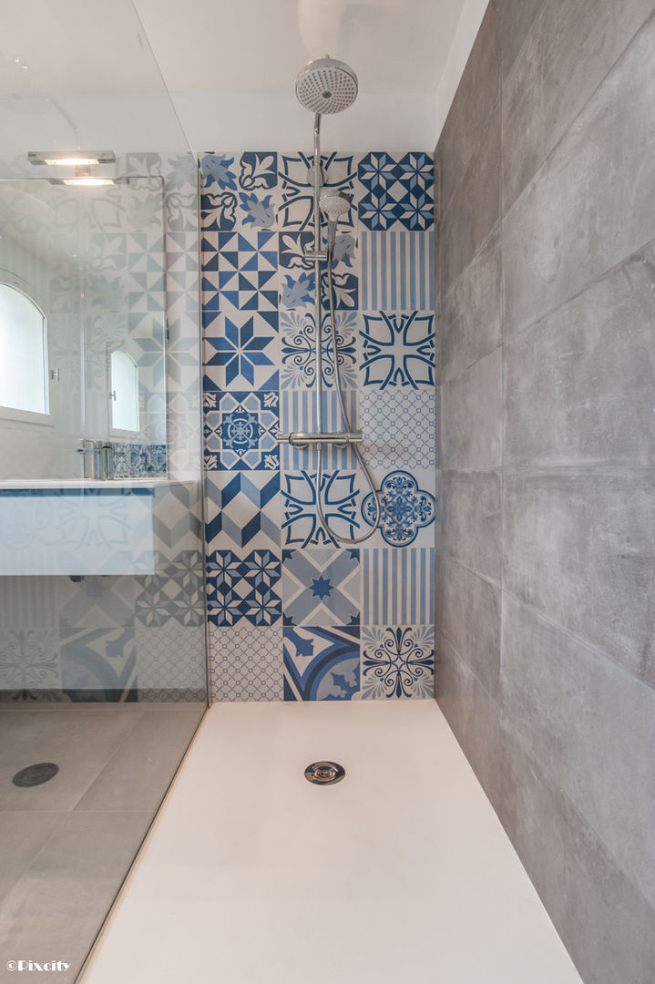 Salle de Bains et Carreaux Ciment Bleus, Pixcity Pixcity Baños de estilo moderno Bañeras y duchas