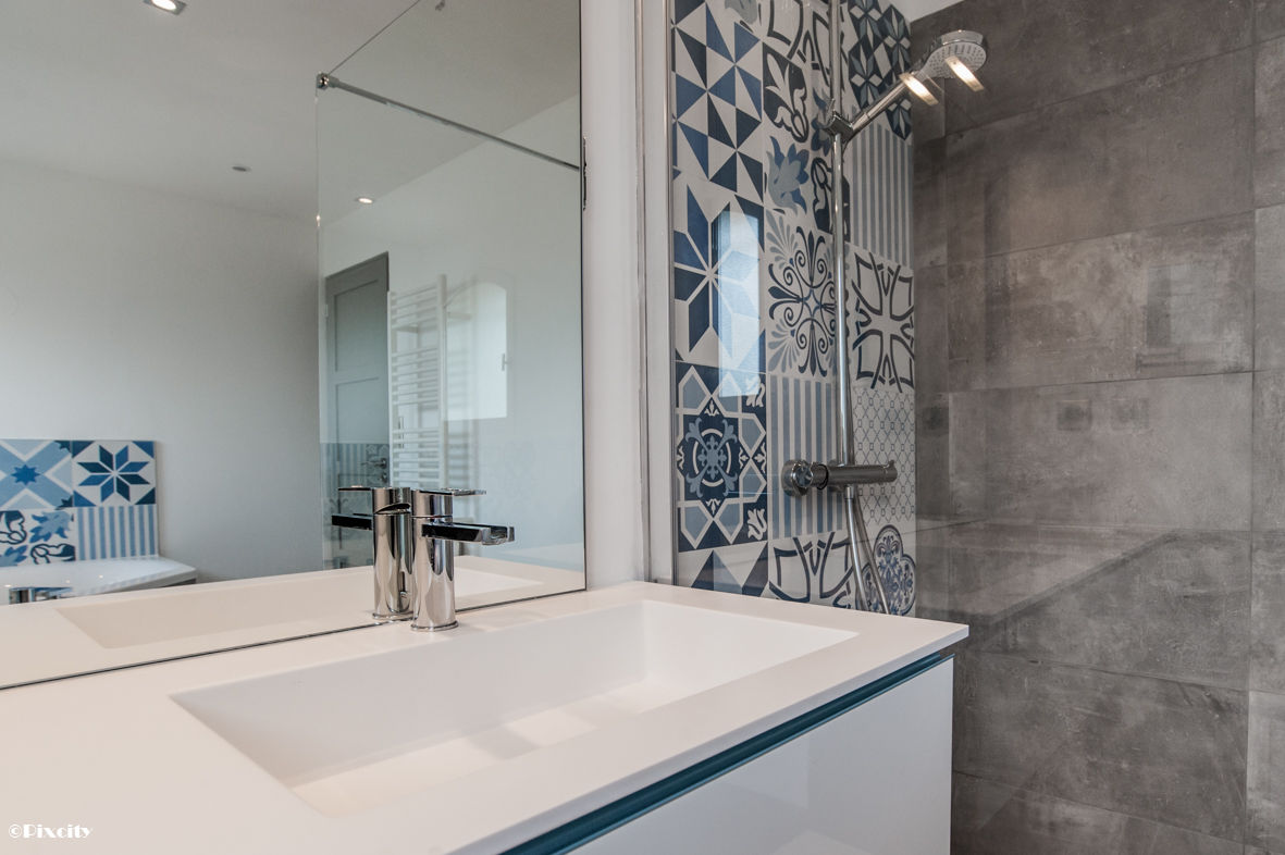 Salle de Bains et Carreaux Ciment Bleus, Pixcity Pixcity Modern bathroom Fittings