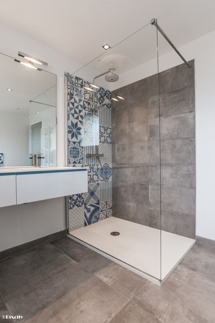 Salle de Bains et Carreaux Ciment Bleus, Pixcity Pixcity Modern bathroom Bathtubs & showers