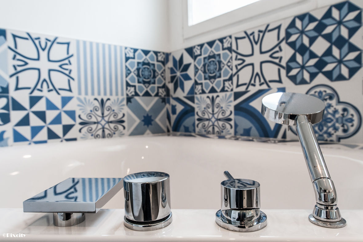 Salle de Bains et Carreaux Ciment Bleus, Pixcity Pixcity Modern bathroom Fittings