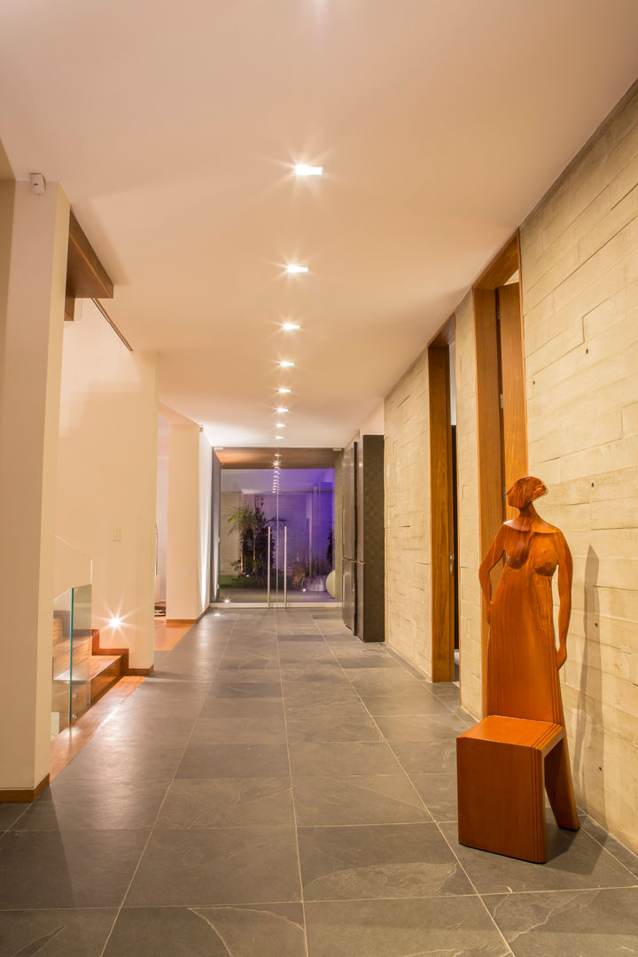 Casa La Estancia, DLPS Arquitectos DLPS Arquitectos Modern corridor, hallway & stairs