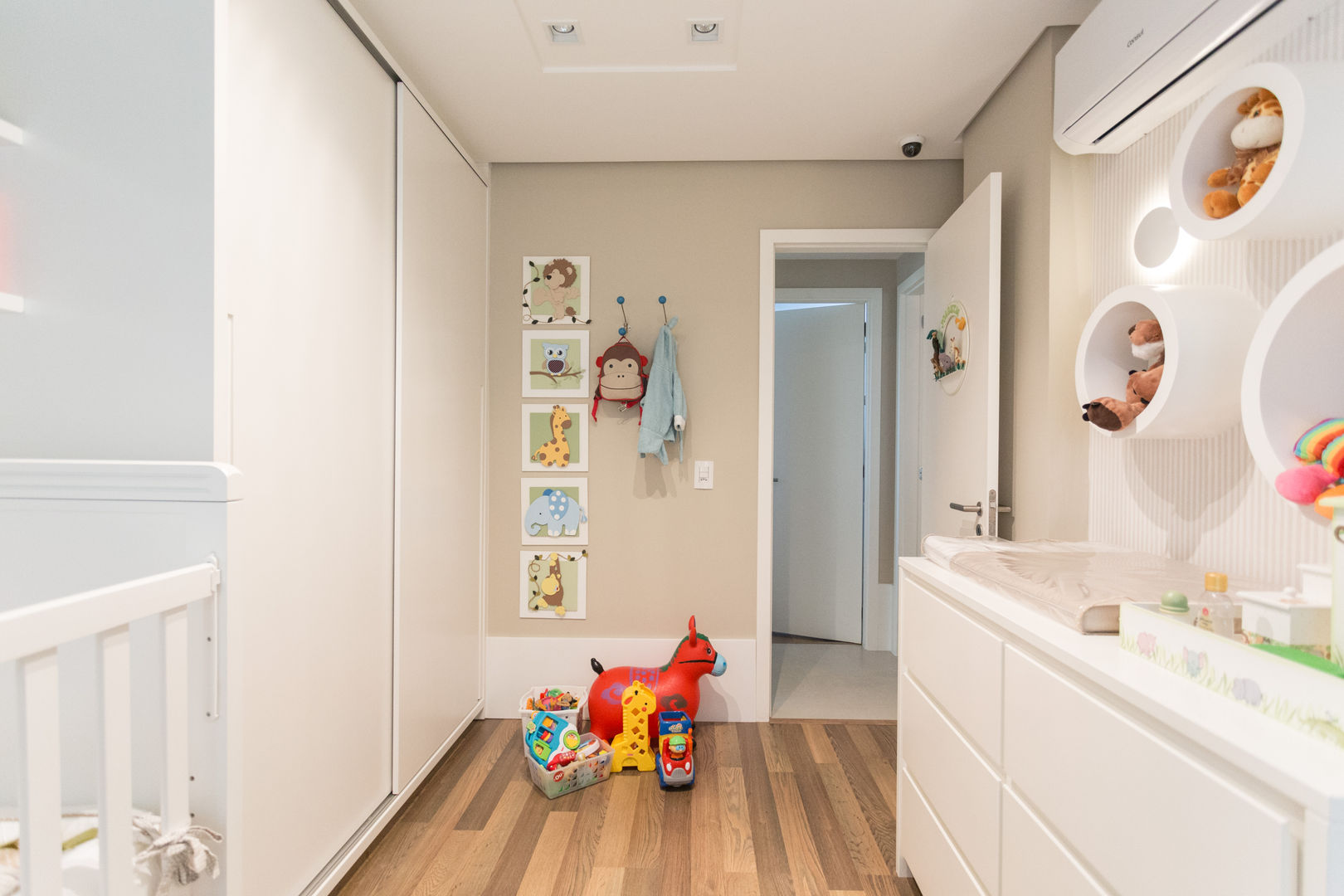 DORMITÓRIO BEBÊ 04, Pura!Arquitetura Pura!Arquitetura Minimalist nursery/kids room Wood-Plastic Composite