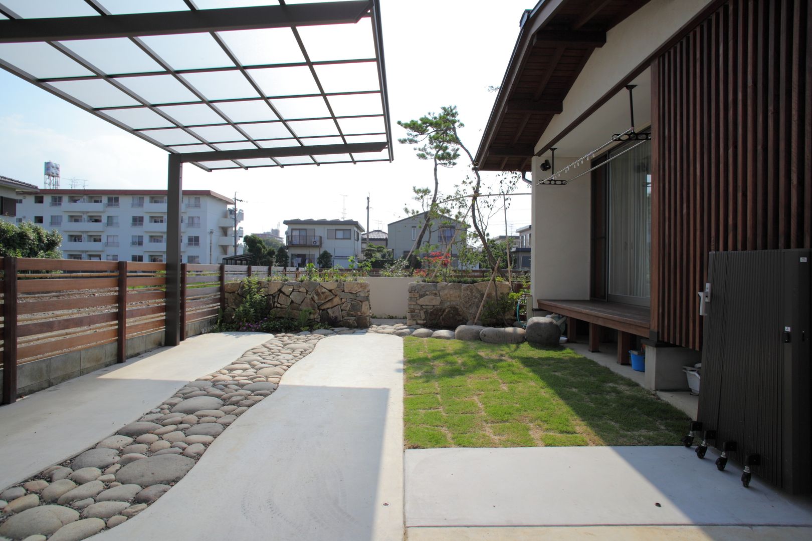 三本松でONな庭, domus domus Ausgefallener Garten Schaukeln und Spielplätze