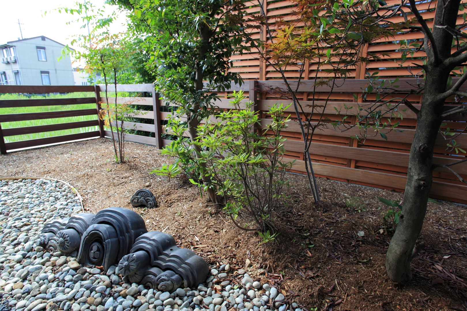 三本松でONな庭, domus domus Jardines de estilo ecléctico Floreros y macetas