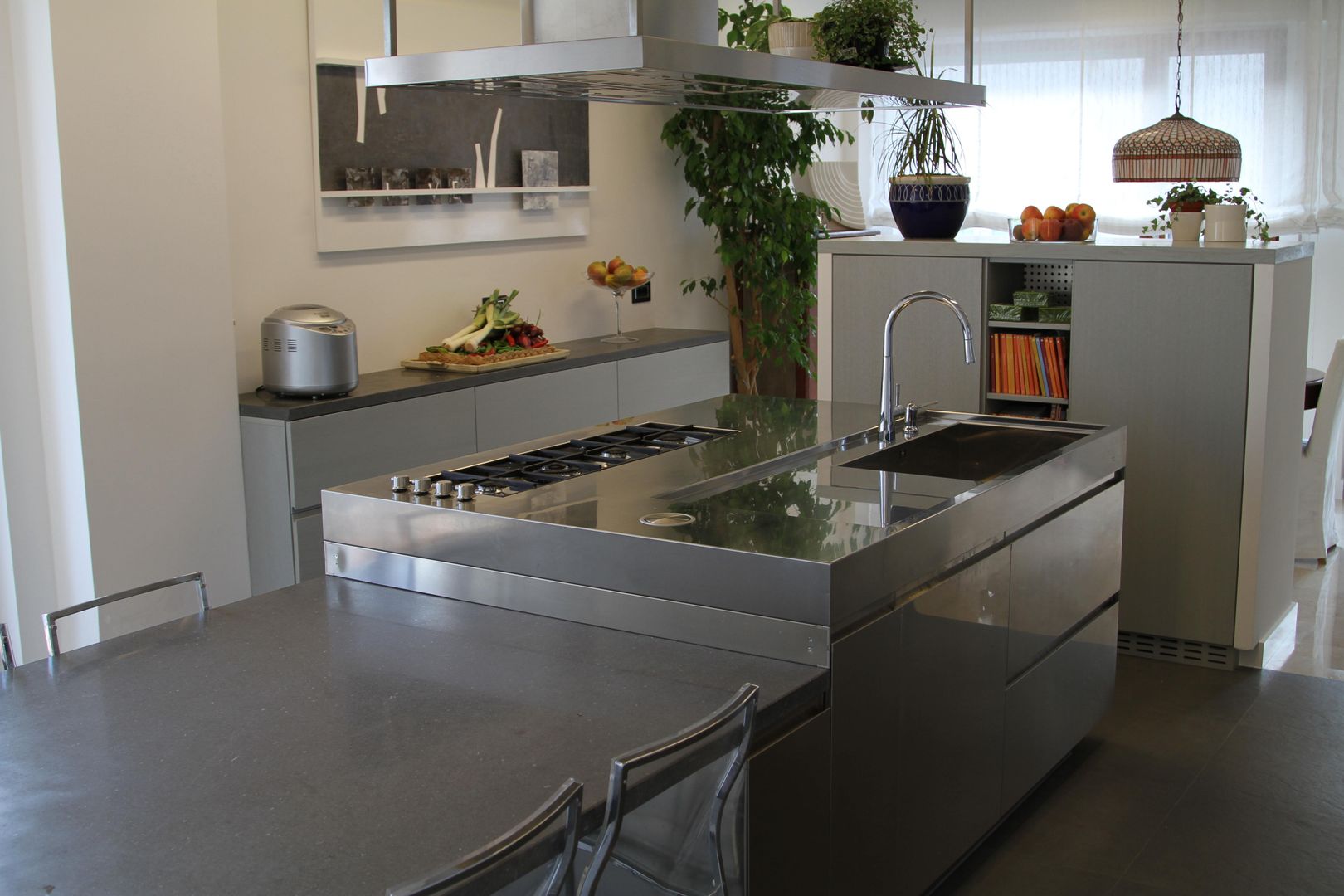 Isola con tavolo, arclinearoma arclinearoma Modern kitchen