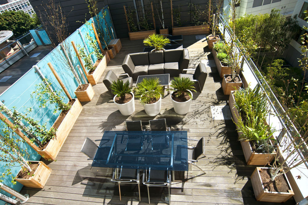 A Colorful and Modern London Roof Terrace Project, Arthur Road Landscapes Arthur Road Landscapes モダンな庭
