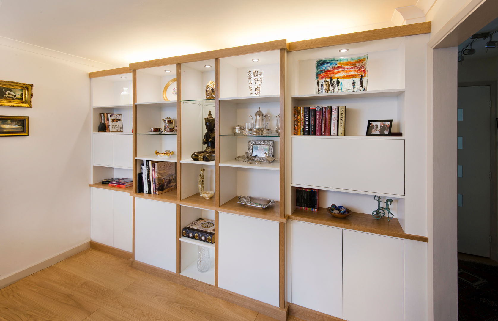 Break Front Cupboards & Shelving - ​With lighting switched on Martin Greshoff Furniture モダンデザインの リビング