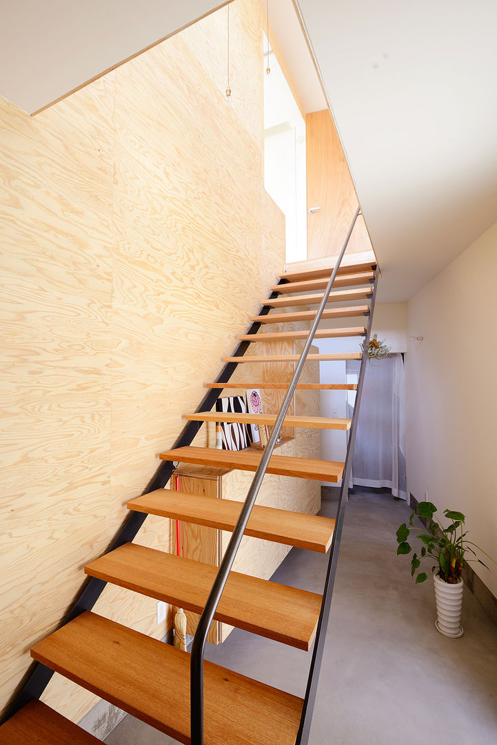 HOUSE S, アーキライン一級建築士事務所 アーキライン一級建築士事務所 Modern corridor, hallway & stairs