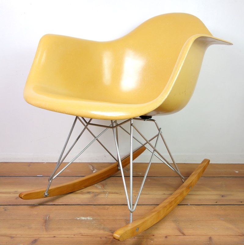 RAR（Rocking Armchair Rod Base） Mid-Century MODERN Furniture & Object モダンデザインの リビング プラスティック 椅子