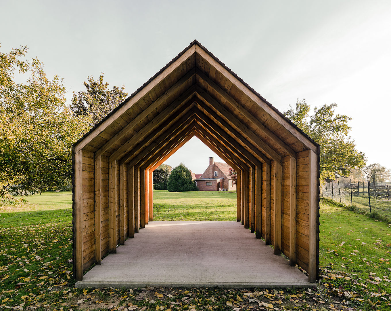 Ökonomiehaus, JAN RÖSLER ARCHITEKTEN JAN RÖSLER ARCHITEKTEN ミニマルデザインの ガレージ・物置 木 木目調