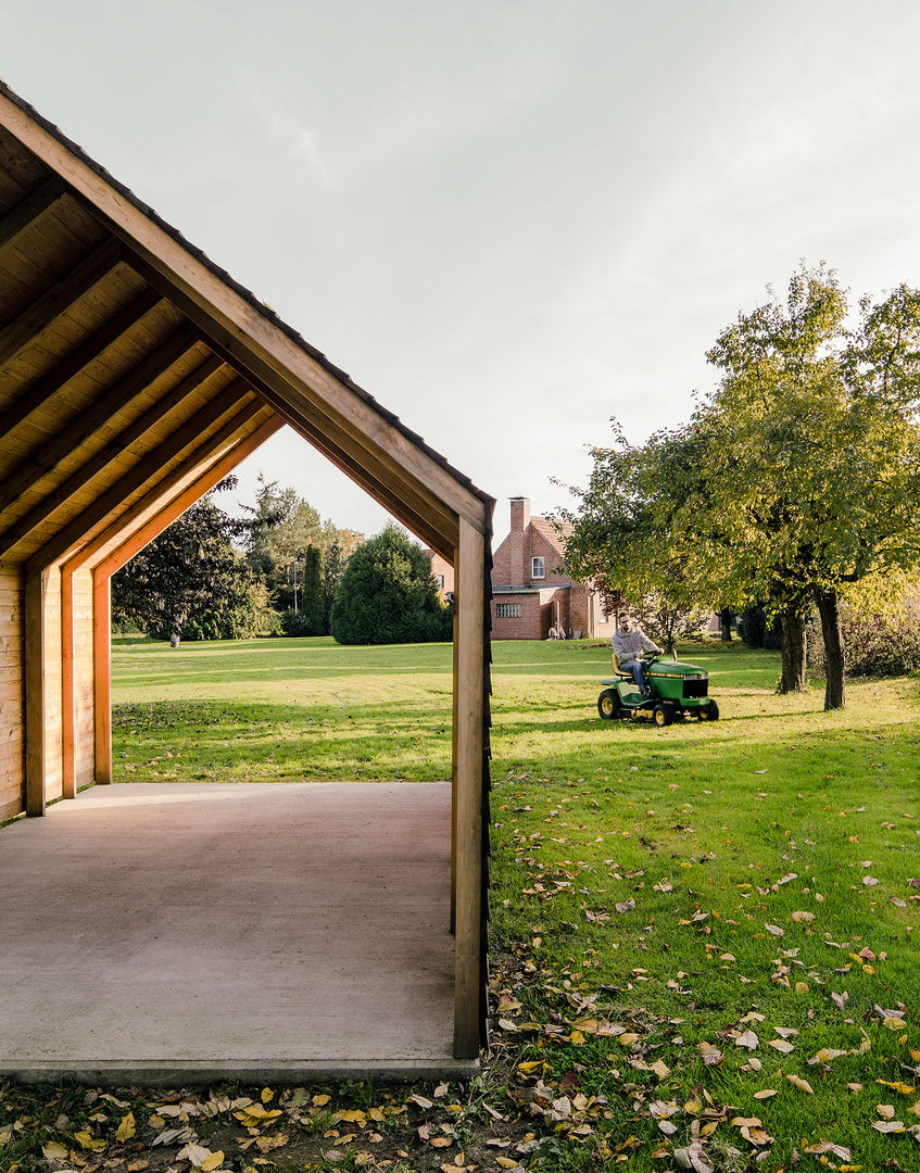 Ökonomiehaus, JAN RÖSLER ARCHITEKTEN JAN RÖSLER ARCHITEKTEN Minimalist garage/shed Wood Wood effect