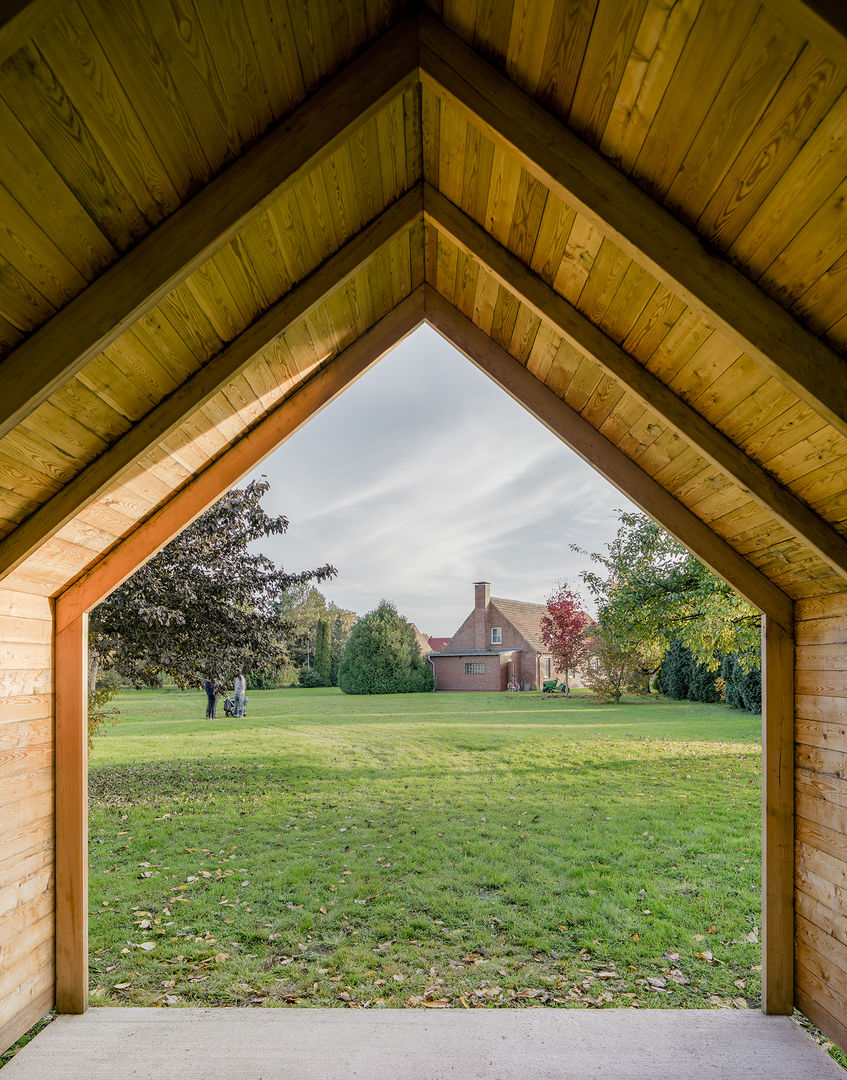 Ökonomiehaus, JAN RÖSLER ARCHITEKTEN JAN RÖSLER ARCHITEKTEN Minimalist garage/shed Wood Wood effect