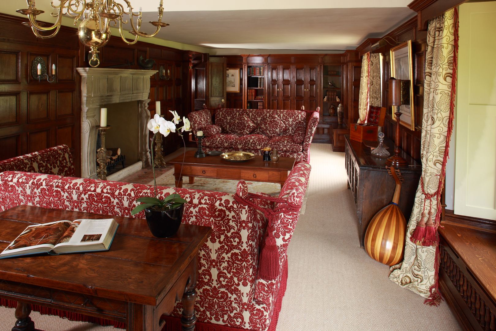 Solid oak library with Knowle settees, & writing desk Stuart Interiors Oficinas de estilo clásico Madera maciza Multicolor