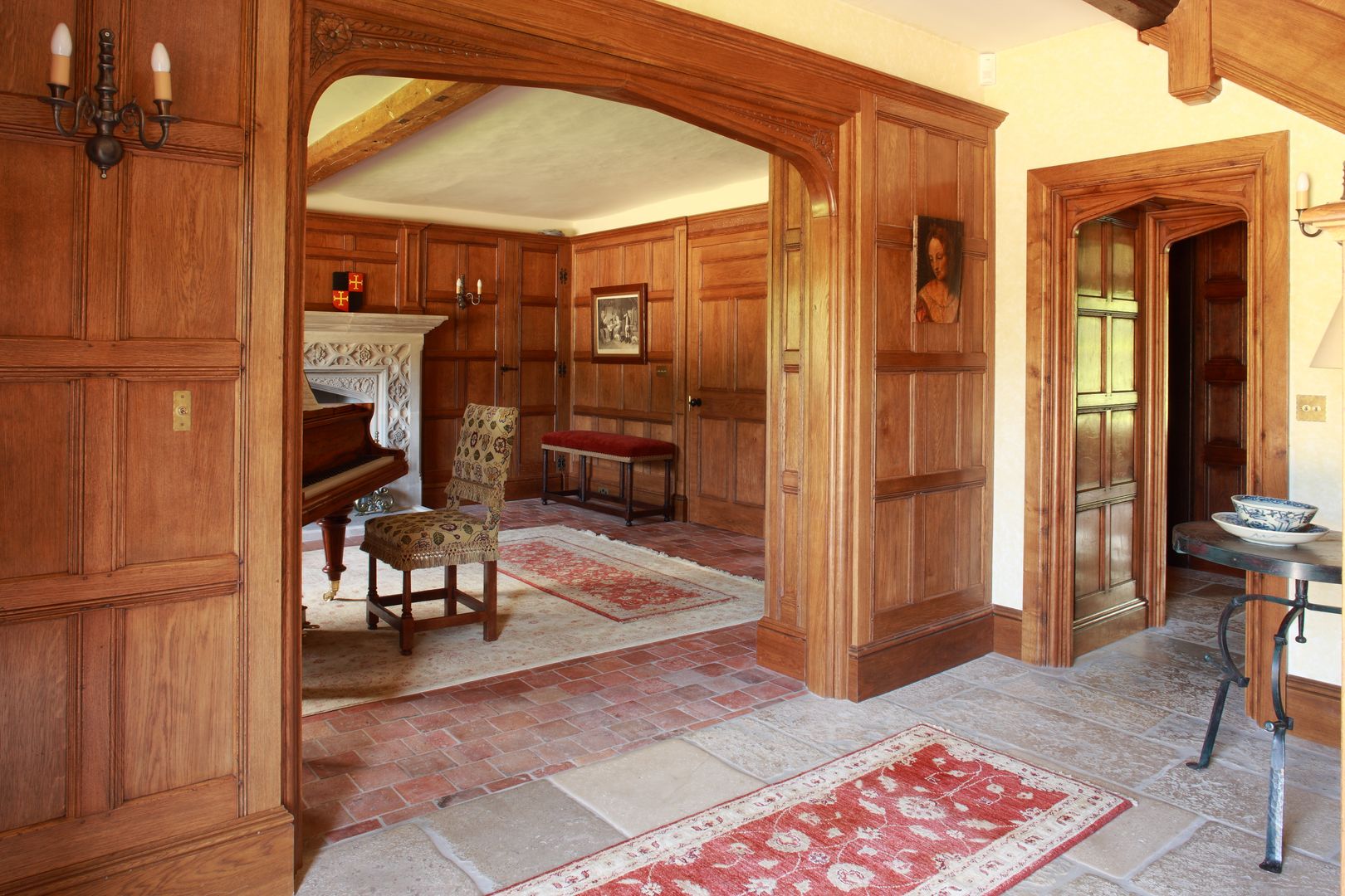 Oak panelled Entrance Hall with Tudor Arch Stuart Interiors Klasyczny korytarz, przedpokój i schody Lite drewno Wielokolorowy