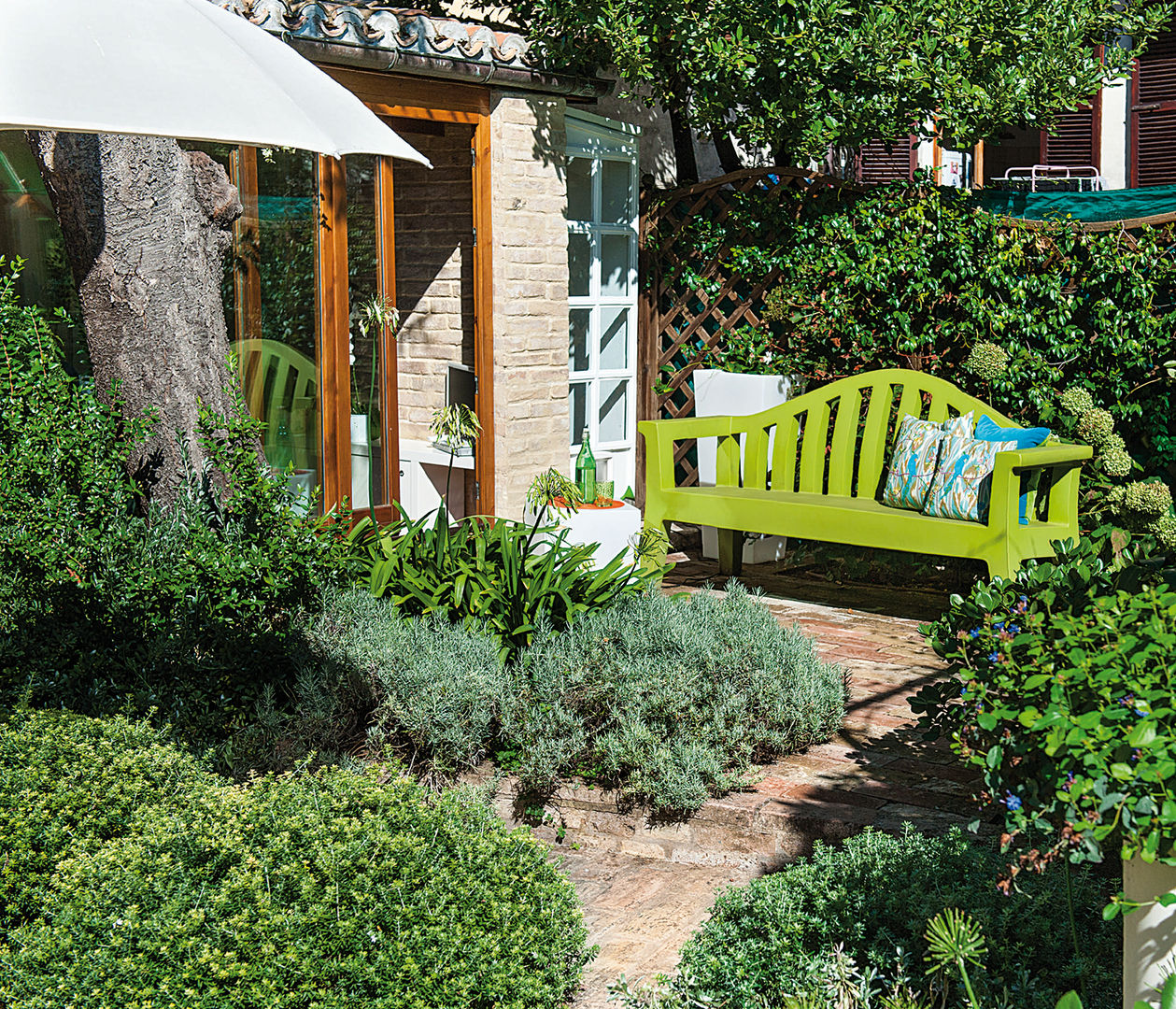 Piccolo giardino di città: l’immagine di rifugio, Studio Architettura del Paesaggio Giardini Giordani di Luigina Giordani Studio Architettura del Paesaggio Giardini Giordani di Luigina Giordani حديقة بلاستيك