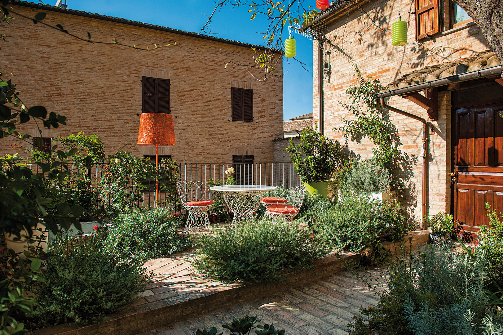 Piccolo giardino di città: l’immagine di rifugio, Studio Architettura del Paesaggio Giardini Giordani di Luigina Giordani Studio Architettura del Paesaggio Giardini Giordani di Luigina Giordani Сад в стиле модерн Металл